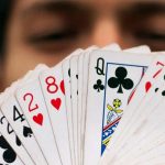 magicien et cartes