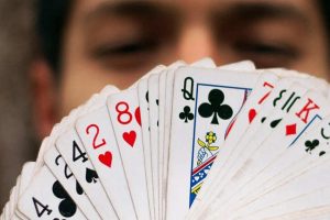 magicien et cartes