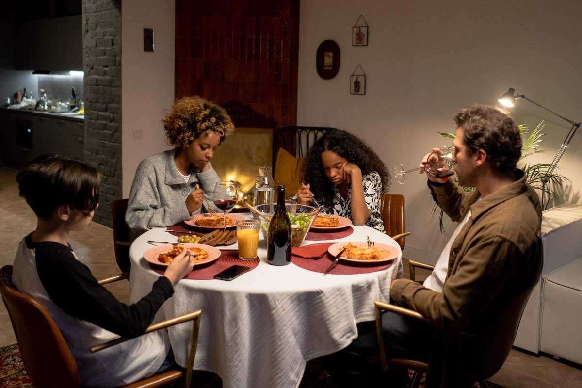 Famille autour d'une table, partageant un repas dans un cadre domestique