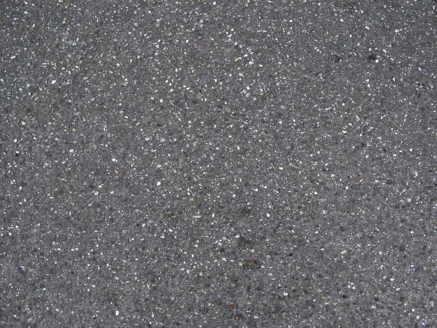 Surface granuleuse avec taches sombres et éclats de lumière