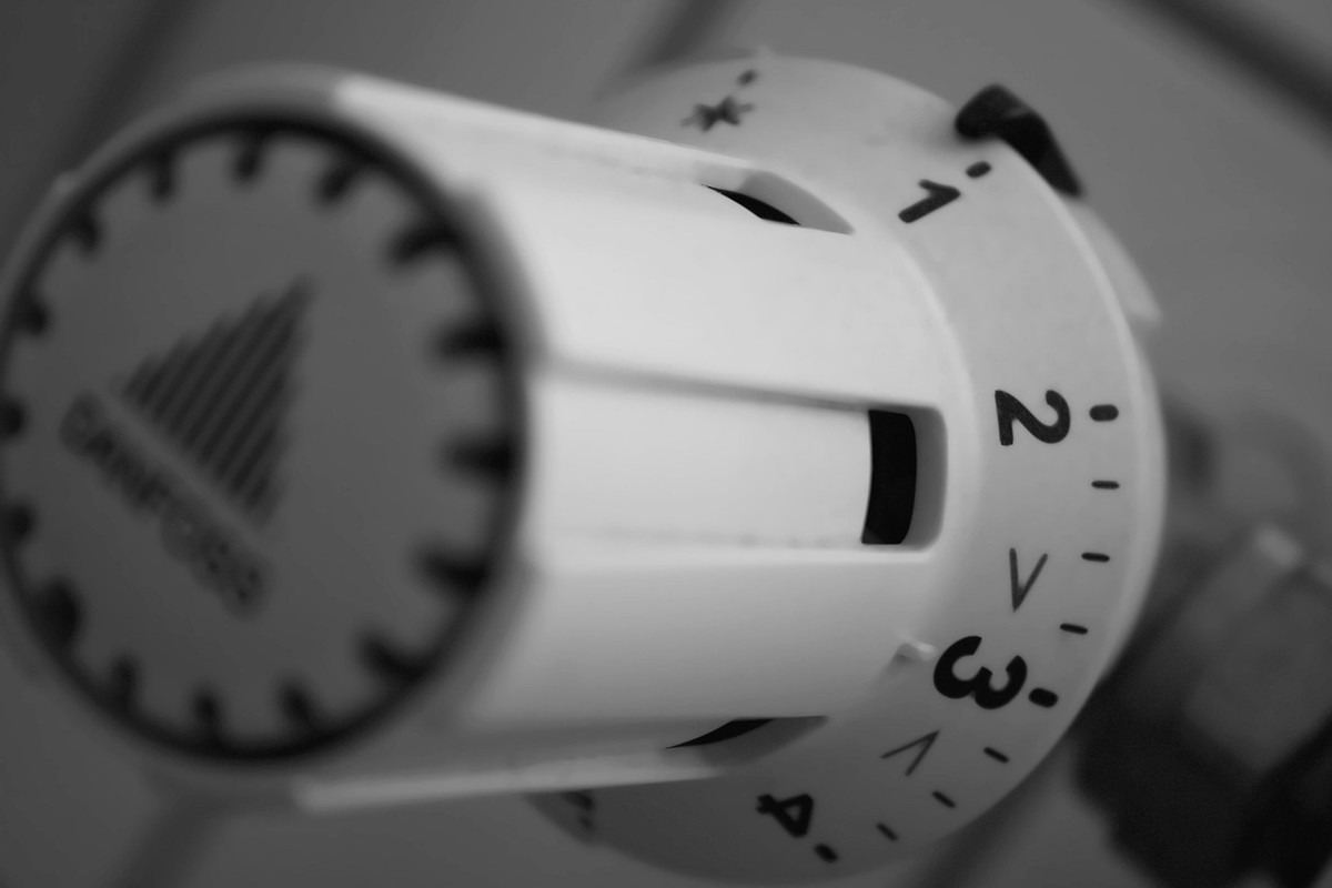 Un thermostat blanc avec cadran numéroté, réglage de température Un thermostat blanc avec cadran numéroté, réglage de température