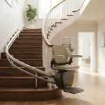 Monte-escalier moderne sur un escalier tournant, maison lumineuse