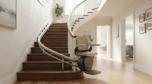 Monte-escalier moderne sur un escalier tournant, maison lumineuse