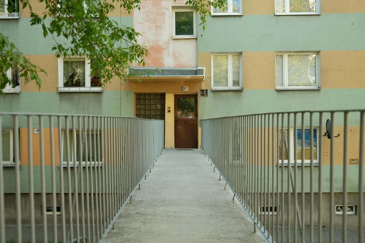Passerelle devant un immeuble avec une entrée